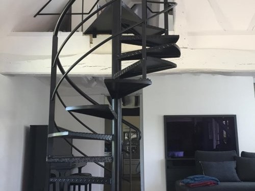 escalier design rond noir pour un salon