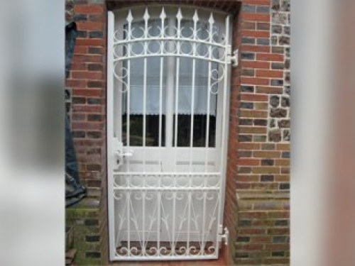 fabrication pose porte entree mhb metallerie beaumont le roger