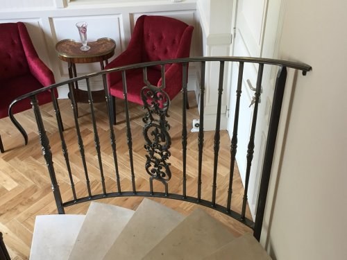 garde corps arrondi pour un escalier dans un salon