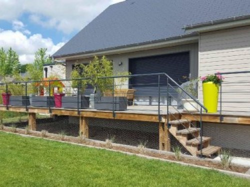garde corps design pour une terrasse autour de la maison