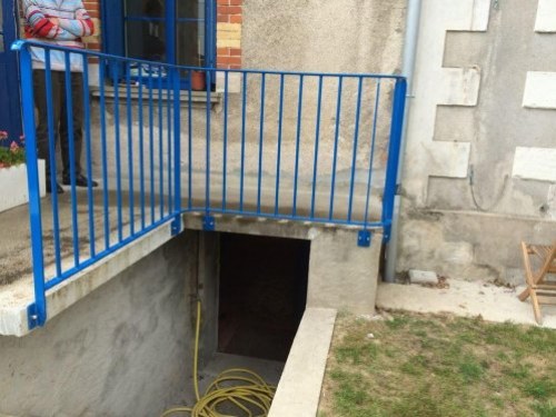 garde corps en metal bleu pour proteger acces sous sol