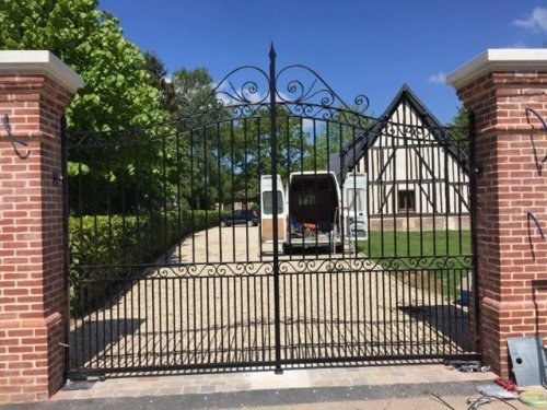 grand portail fer forge avec murs en briques