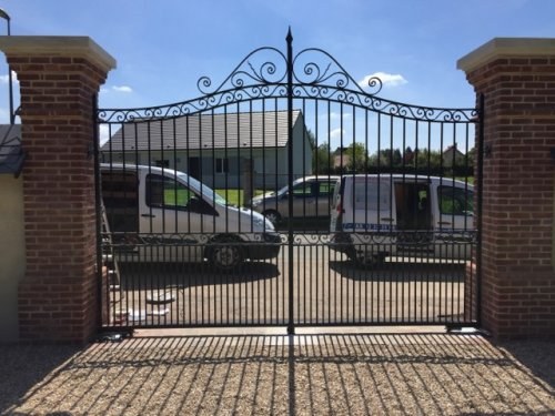 grand portail fer forge noir