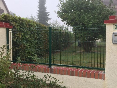 grilles en metal vert de protection pour un jardin