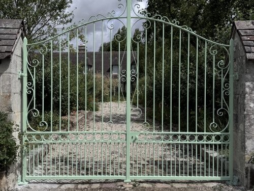 haut portail fer forge vert clair
