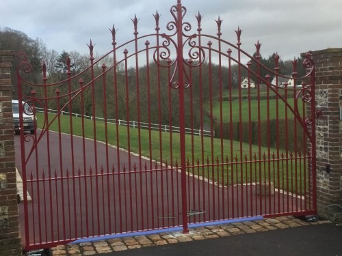 haut portail rouge en fer forg sur mesure