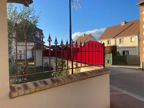 palissade et grilles de defense en fer forge rouge
