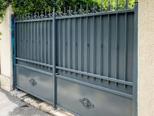 portail en fer forge couleur vert