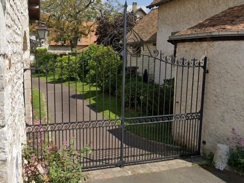 portail en fer forge design pour entree de cours