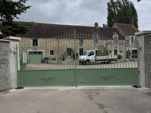 portail fer forge vert pour entree de cours