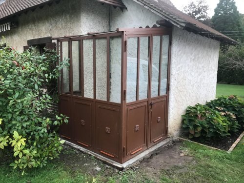 verriere avec des portes en acier